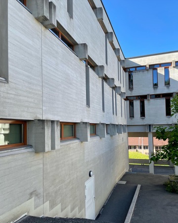 Fassaden, Fenster aus Beton, Holz · Schulhaus Stettbach — Esther & Rudolf Guyer