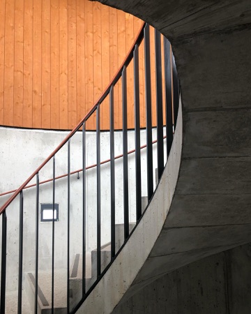 Treppenhäuser, Handläufe aus Beton, Holz · Erweiterung Schulanlage Mettmenstetten — Esch Sintzel Architekten