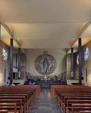 Stützen, Decken aus Glas, Naturstein · Kirche Maria Lourdes — Fritz Metzger