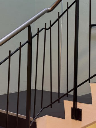 Treppenhäuser, Handläufe aus Beton, Metall · Transformation eines Lagergebäudes zu Wohnungen — Buol & Zünd