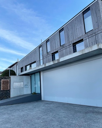 Fassaden, Türen aus Beton, Holz · Wohnhaus Trüb — op-arch