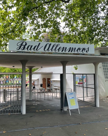Eingänge, Stützen aus Beton · Freibad Allenmoos — Max Ernst Haefeli / Werner Max Moser