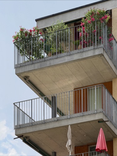 Handläufe, Balkone aus Beton, Metall · Wohnsiedlung Im Stückler — Adrian Streich Architekten