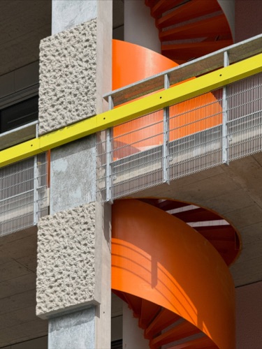 Treppenhäuser, Handläufe aus Beton, Metall · Gewerbehaus MACH — ARGE Käferstein & Meister + Ekinci