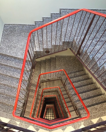 Treppenhäuser, Handläufe aus Metall, Keramik · Guggachpark — Knapkiewicz & Fickert