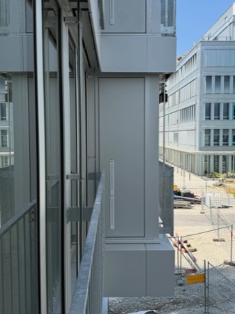 Fassaden, Handläufe aus Metall, Glas · Querbau im Zwhatt — Studio Märkli