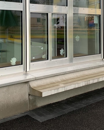 Fenster aus Beton, Metall · Schulanlage Guggach III — Weyell Zipse Architekten