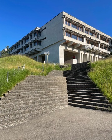 Fassaden, Treppenhäuser aus Beton, Holz · Schulhaus Stettbach — Esther & Rudolf Guyer