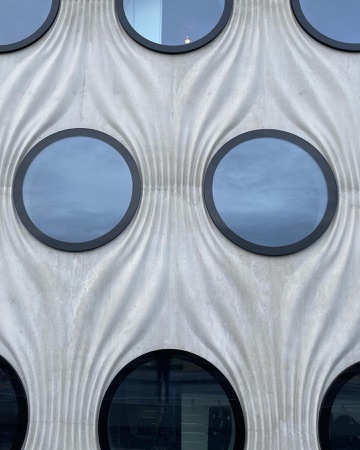 Fassaden, Fenster aus Beton, Metall · Swiss Life Arena — Caruso St John