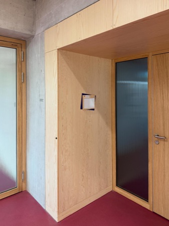 Türen aus Beton, Holz · Schulhaus Nägelimoos — Galli Rudolf Architekten