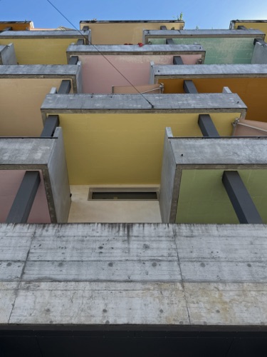 Balkone aus Beton · Überbauung James — SGGK Architekt*innen Studio Gmür