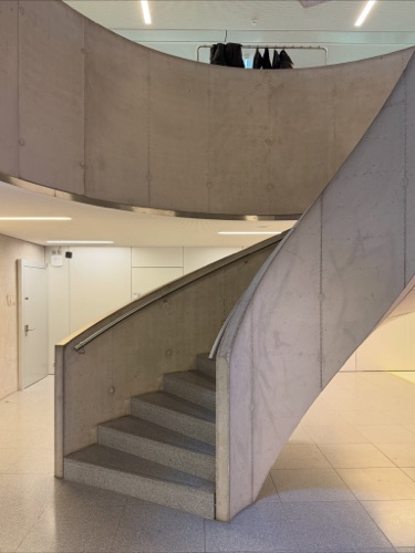 Treppenhäuser, Handläufe aus Beton, Metall · Campus Moos — E2A