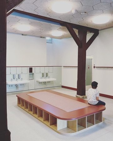 Bäder, Stützen aus Holz, Metall · Schulhaus Wasserwerkstrasse — Mentha Walther Architekten