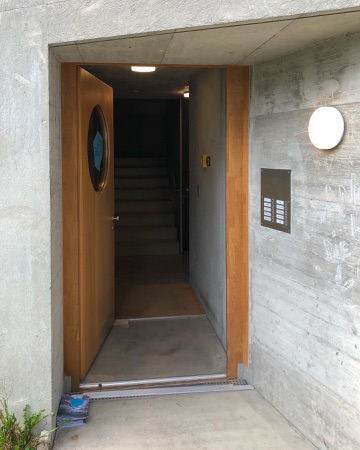 Treppenhäuser, Türen aus Beton, Holz · Affordable Housing Langgrütstrasse — gus wüstemann architects