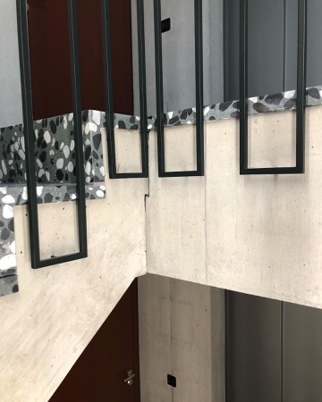 Treppenhäuser, Handläufe aus Beton, Metall · Südstrasse — Esch Sintzel Architekten