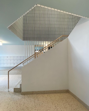 Treppenhäuser, Handläufe aus Holz, Keramik · Alterssiedlung Talstrasse — Baumberger Stegmeier Architektur