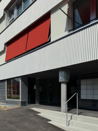 Handläufe, Eingänge aus Beton, Metall · Wohnsiedlung Im Sihltal — Roider Giovanoli Architekten