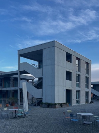 Fassaden, Treppenhäuser aus Beton, Metall · Anders Wohnen im Alter Winkelhalden — op-arch