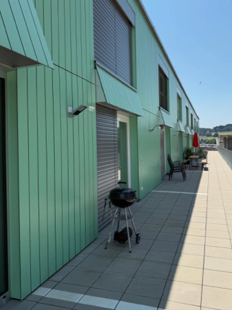 Fassaden, Fenster aus Metall, Glas · Zwhatt, Längsbau (Suffizienzprojekt) — Lütjens Padmanabhan Architekt*innen