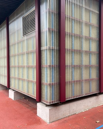 Fassaden aus Beton, Metall · Provisorische Sporthalle Kantonsschule Freudenberg — pool Architekten
