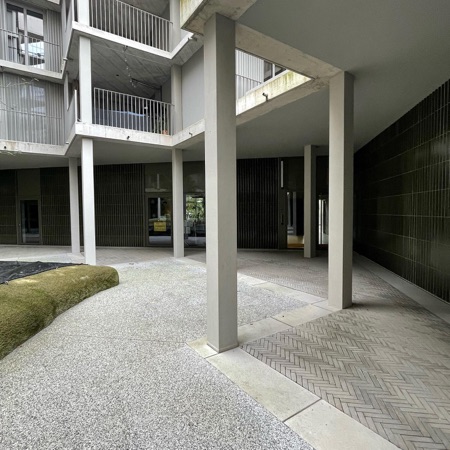 Balkone, Stützen aus Beton, Backstein · Wohnungen am Rietpark — E2A