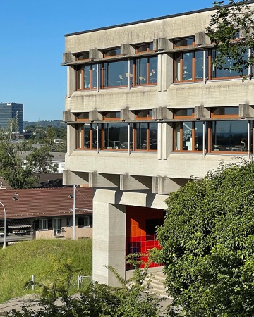 Fassaden, Fenster aus Beton, Holz · Schulhaus Stettbach — Esther & Rudolf Guyer