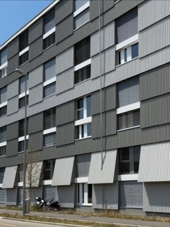 Fassaden, Fenster aus Metall, Glas · Zwhatt, Längsbau (Suffizienzprojekt) — Lütjens Padmanabhan Architekt*innen