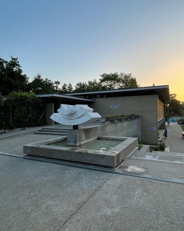 Brunnen aus Beton, Naturstein · Freibad Seebach — Adolf Wasserfallen