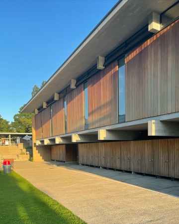 Fassaden, Fenster aus Beton, Holz · Freibad Seebach — Adolf Wasserfallen