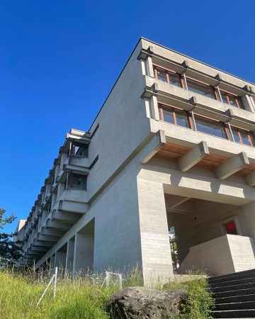 Fassaden, Fenster aus Beton, Holz · Schulhaus Stettbach — Esther & Rudolf Guyer
