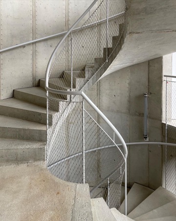 Treppenhäuser, Handläufe aus Beton, Metall · Hobelwerk, Haus D — Pascal Flammer