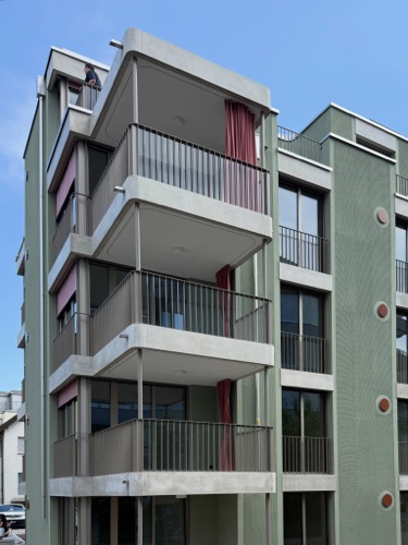Fassaden, Balkone aus Beton, Metall · Wohnhaus Farby — Lüdi & Müntener Architektur
