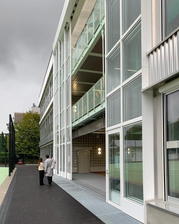 Fassaden, Fenster aus Beton, Metall · Schulanlage Guggach III — Weyell Zipse Architekten