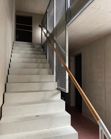 Treppenhäuser, Handläufe aus Beton, Holz · Ersatzneubau Hunzikerei - Wohnen im Gewerbehaus — op-arch