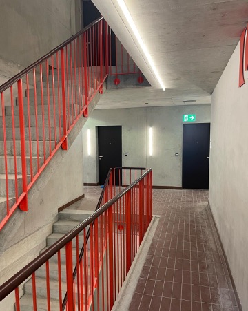 Treppenhäuser, Türen aus Beton, Metall · Manegg Mitte — Neff Neumann Architekten