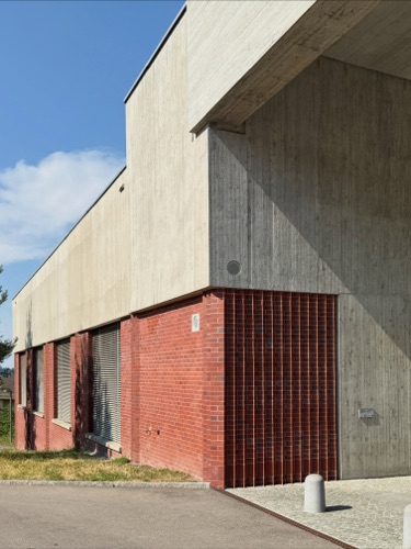 Fassaden aus Beton, Backstein · Schulanlage Schauenberg — Adrian Streich Architekten