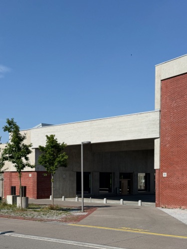 Fassaden, Eingänge aus Beton, Backstein · Schulanlage Schauenberg — Adrian Streich Architekten