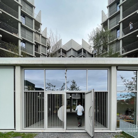 Fassaden, Balkone aus Beton, Metall · Wohnungen am Rietpark — E2A