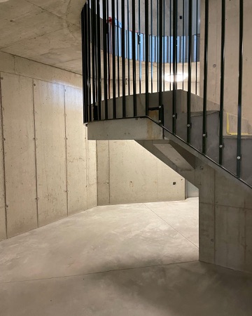 Treppenhäuser, Handläufe aus Beton, Metall · Hobelwerk, Haus E — Ramser Schmid Architekten