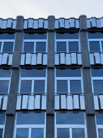Fassaden, Fenster aus Beton, Metall · Kantonsschule Limmattal, Erweiterungsneubauten — penzisbettini Architekten