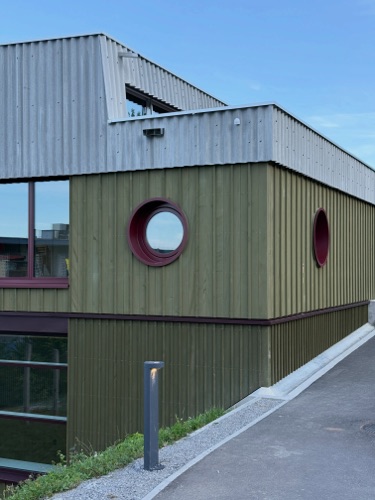 Fassaden, Fenster aus Holz · Schulanlage Wilacker — bernath+widmer Architekten