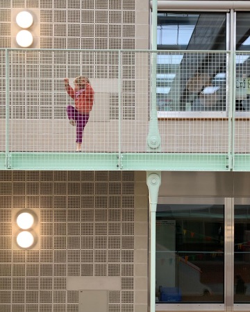 Fenster, Handläufe aus Metall, Glas · Schulanlage Guggach III — Weyell Zipse Architekten