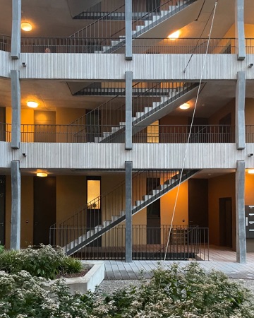 Treppenhäuser, Handläufe aus Beton, Holz · Fabrikstrasse 6