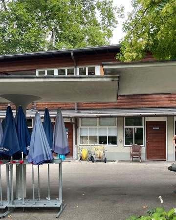 Fassaden, Fenster aus Beton, Holz · Freibad Allenmoos — Max Ernst Haefeli / Werner Max Moser