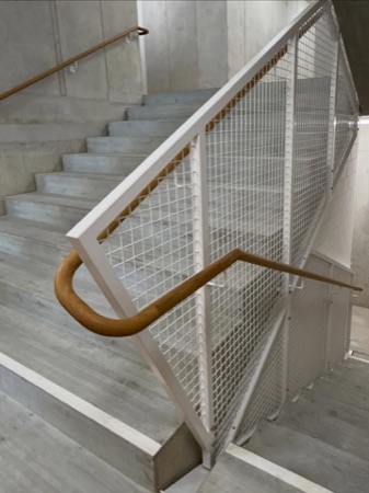 Treppenhäuser, Handläufe aus Beton, Holz · Espenhof West — Weyell Zipse Architekten