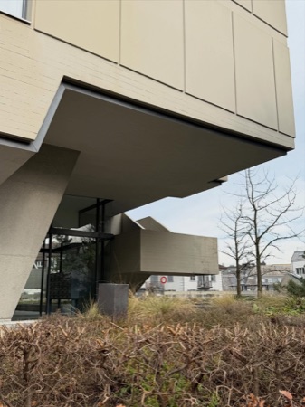 Fassaden, Eingänge aus Beton, Glas · Oerlikon