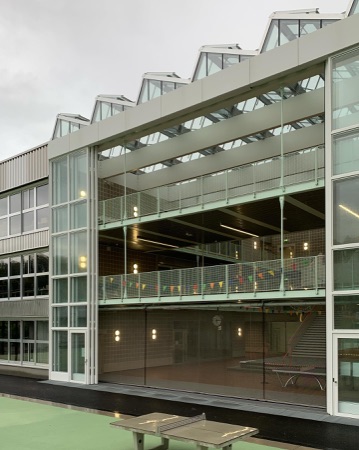 Fassaden, Fenster aus Metall, Glas · Schulanlage Guggach III — Weyell Zipse Architekten