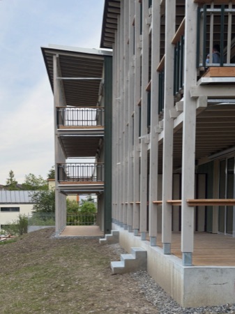 Fassaden, Balkone aus Beton, Holz · Neubau Römerstrasse — BDE Architekten