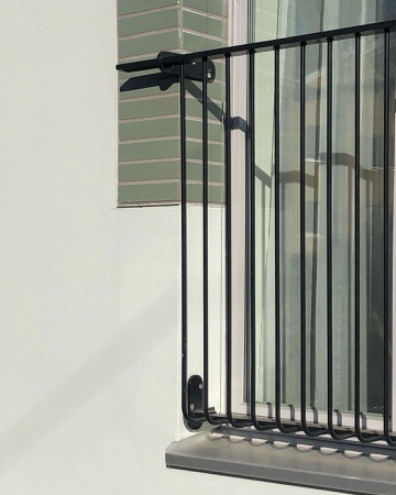 Fenster, Handläufe aus Metall, Glas · Wohnhäuser Allenmoostrasse — BDE Architekten