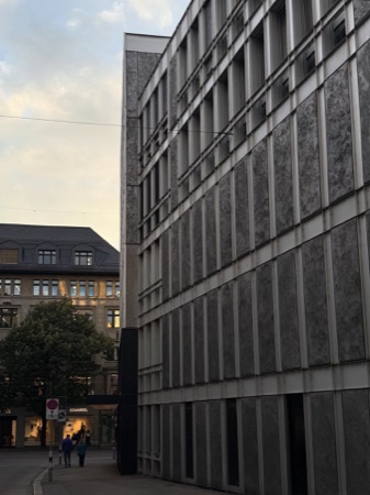 Fassaden, Fenster aus Glas, Naturstein · Bahnhofstrasse 42